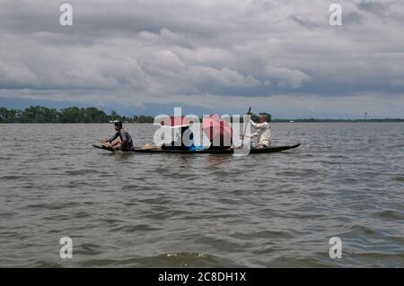 Aufgrund von starken Regenfällen ist der Fluss überfüllt. Boote sind das einzige Transportmittel für Menschen, auch auf Straßen in Wohngebieten. Die Grenzstadt Sunamganj, Sylhet, Bangladesch. Stockfoto