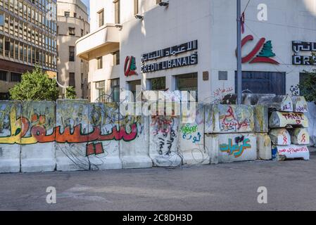 Straßenbarrikade um den Nijmeh-Platz nach der Oktoberrevolution links - 2019-2020 Proteste in Beirut, Libanon Stockfoto