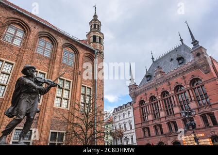 Brunnendenkmal von Flisak - Flößer vor dem alten Rathaus in der Altstadt von Torun, Polen, Artus Herrenhaus auf dem Hintergrund Stockfoto