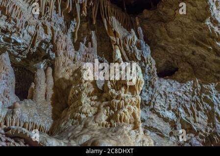 Unter dem Boden. Schöne Aussicht auf Stalaktiten und Stalagmiten in einer unterirdischen Höhle - New Athos Cave. Heilige alte Unterwelt Formationen Stockfoto