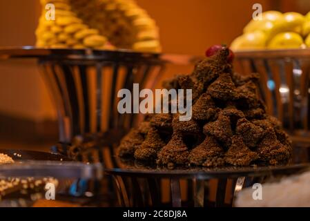 Traditionelle arabische Kekse mit Nüssen in weichem Fokus. Ostliche Süßigkeiten wunderschön auf Metallplatte serviert. Traditionelle Wüste in Ägypten Stockfoto