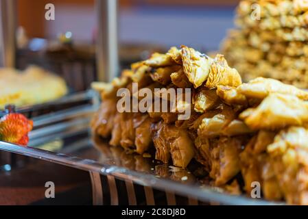 Arabisches Dessert Baklava mit geringer Tiefenschärfe. Eastern Baklawa wunderschön auf Metallplatte serviert. Köstliches süßes Gebäck. Stockfoto