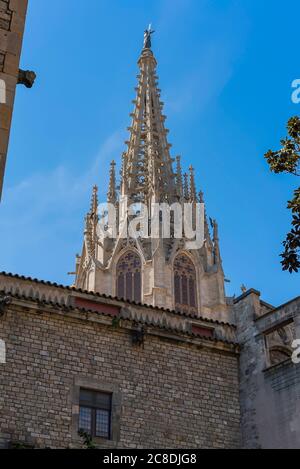 Statue des Heiligen Eulalia, Schutzpatron der Stadt, auf der Spitze des Metropolitan Cathedral Basilica von Barcelona, im gotischen Viertel befindet sich in Stockfoto