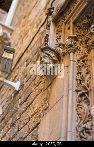 Kopf eines Volkes aus Stein an einer Mauer in Barcelona, Spanien. Elemente der architektonischen Dekoration von Gebäuden Stockfoto