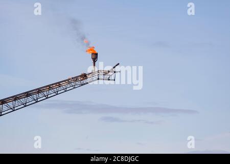 Offshore-Öl-Rig Flamme Hirsch Nahaufnahme Stockfoto