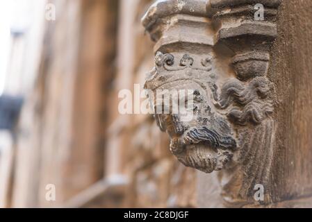 Kopf eines Volkes aus Stein an einer Mauer in Barcelona, Spanien. Elemente der architektonischen Dekoration von Gebäuden Stockfoto