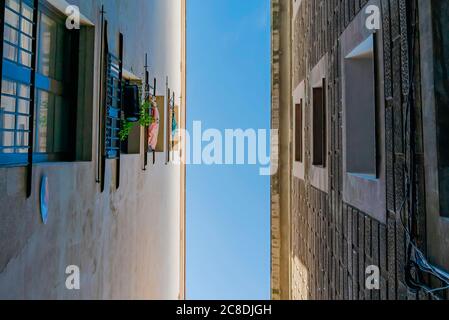 Blick auf den blauen Himmel in der alten schmalen Straße im Gotischen Viertel. Barcelona, Spanien. Spanische elegante Altstadt Stockfoto