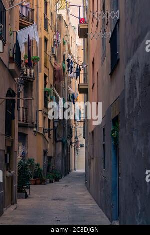 Alte schmale Straße im gotischen Viertel. Barcelona, Spanien. Spanische elegante Altstadt städtischen Gasse Stockfoto