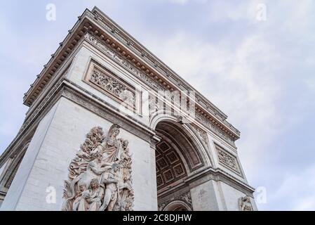 Wunderschöne Aussicht auf den Arc de Triomphe. Herbst in der Stadt Paris, Frankreich Stockfoto