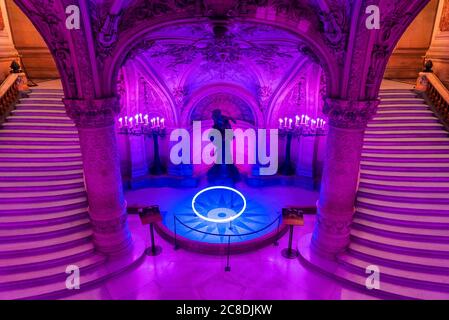 Paris, Frankreich - 14. November 2019: Innenansicht der Opera National de Paris Garnier großes Foyer. Unter der Haupttreppe Stockfoto