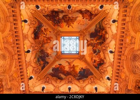 Paris, Frankreich - 14. November 2019: Decke der Opera National de Paris Garnier Lobby der Haupttreppe Stockfoto