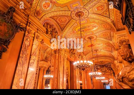 Paris, Frankreich - 14. November 2019: Decke der Opera National de Paris Garnier Lobby der Haupttreppe Stockfoto