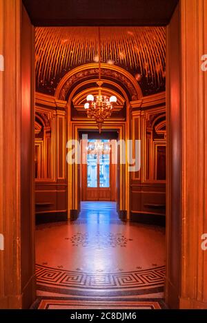 Paris, Frankreich - 14. November 2019: Tür der Seitenwege der Opera National de Paris Garnier Stockfoto