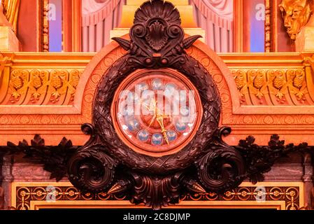 Paris, Frankreich - 14. November 2019: Uhr in der Opera National de Paris Garnier großes Foyer Stockfoto