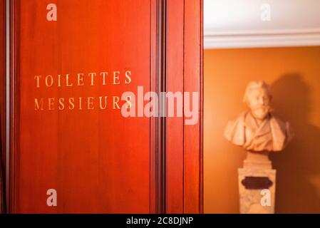 Paris, Frankreich - 14. November 2019: Mans-Toilette der Opera National de Paris Garnier Stockfoto
