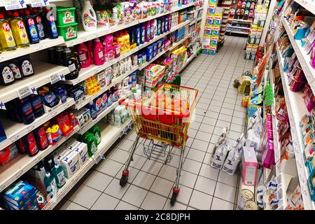 Innenraum eines REWE Supermarkt Stockfoto