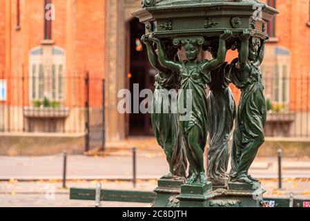 Antike Wallace Brunnen mit Trinkwasser. Frauen Gruppe Skulptur. Paris. Herbst Stockfoto