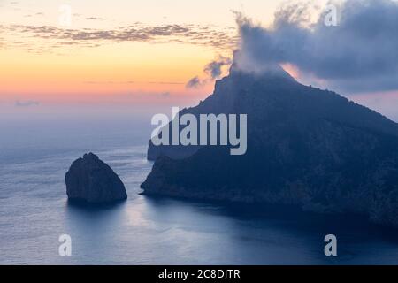 Sonnenaufgang über Cape Formentor vom Mirador Es Colomer, Mallorca aus gesehen Stockfoto