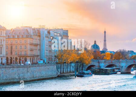 Blick auf den Fluss Siene, das Institut de France und den Eiffelturm. Herbststadt Paris, Frankreich. Wunderschöne Pariser Architektur. Stockfoto