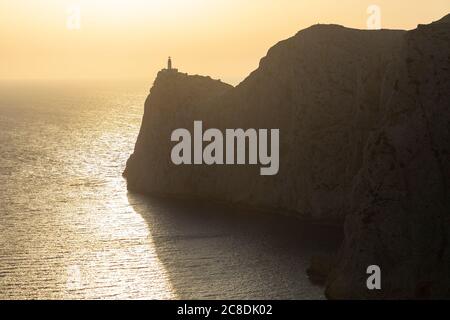 Sonnenaufgang über dem Leuchtturm am Kap Formentor, Mallorca Stockfoto