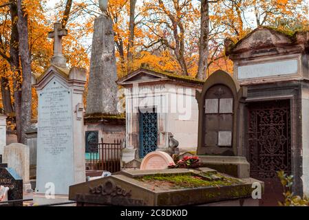 Paris, Frankreich - 14. November 2019: Blick auf die herbstliche Gasse des berühmtesten Friedhofs von Paris Pere Lachaise, Frankreich. Gräber von verschiedenen berühmten Menschen. Stockfoto