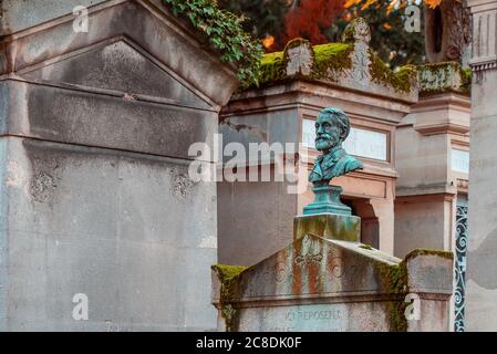 Paris, Frankreich - 14. November 2019: Steinbüste auf dem berühmtesten Friedhof von Paris Pere Lachaise, Frankreich. Gräber von verschiedenen berühmten Menschen. Goldenes Autum Stockfoto