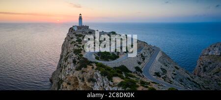 Sonnenaufgang über dem Leuchtturm am Kap Formentor, Mallorca Stockfoto