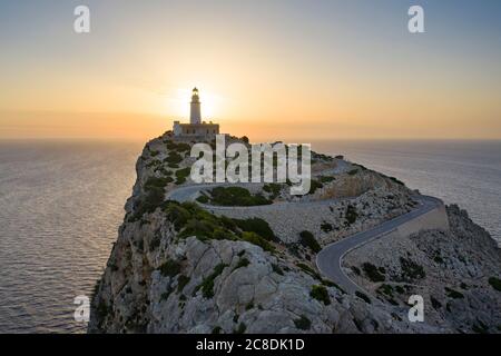 Sonnenaufgang über dem Leuchtturm am Kap Formentor, Mallorca Stockfoto