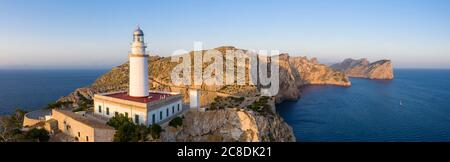 Sonnenaufgang über dem Leuchtturm am Kap Formentor, Mallorca Stockfoto