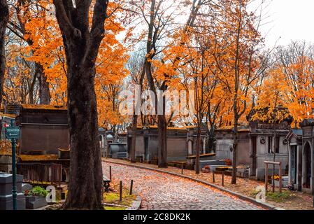 Paris, Frankreich - 14. November 2019: Blick auf die herbstliche Gasse des berühmtesten Friedhofs von Paris Pere Lachaise, Frankreich. Gräber von verschiedenen berühmten Menschen. Stockfoto