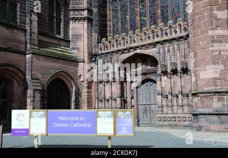 Westeingang zur Chester Kathedrale Stockfoto