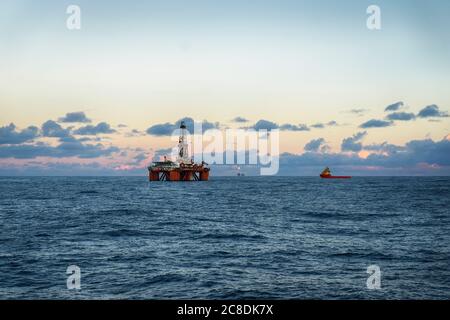 Bohrgerät und Versorgungsschiff Stockfoto