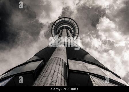 Auckland Sky Tower. Weitwinkel mit einem dramatischen Himmel in schwarz und weiß oben Stockfoto