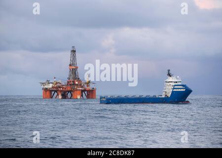 Bohrgerät und Versorgungsschiff Stockfoto