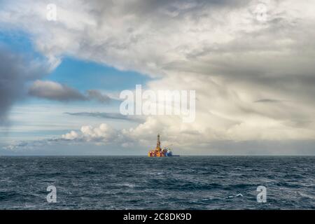 Bohrgerät und Versorgungsschiff Stockfoto