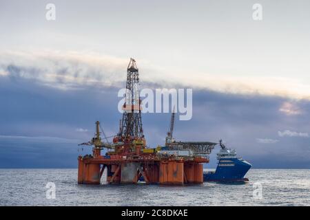 Bohrgerät und Versorgungsschiff Stockfoto