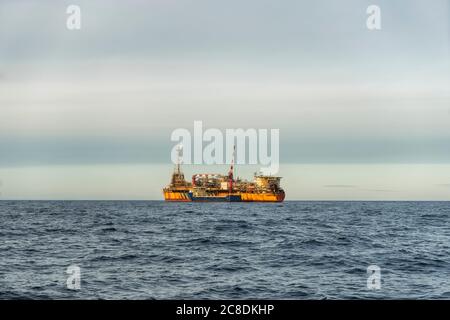 FPSO und Lieferschiff Stockfoto