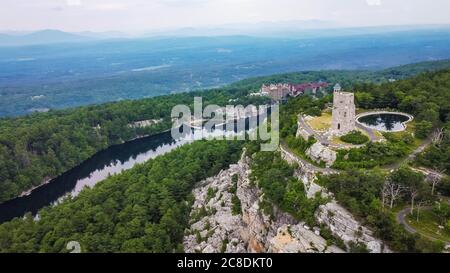 Mohonk Mountain House mit Sky Top Tower Luftblick im Sommer Stockfoto