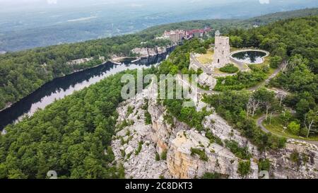 Mohonk Mountain House mit Sky Top Tower Luftblick im Sommer Stockfoto