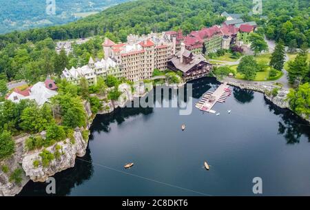 Mohonk Mountain House mit Sky Top Tower Luftblick im Sommer Stockfoto