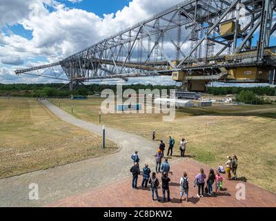 Besuchergruppe unterhalb der Förderbrücke F60 in Lichterfeld, heute Museum nach dem Kohlebergbau. Zwei Bagger zusammen konnten maximal 6 abspinnen Stockfoto