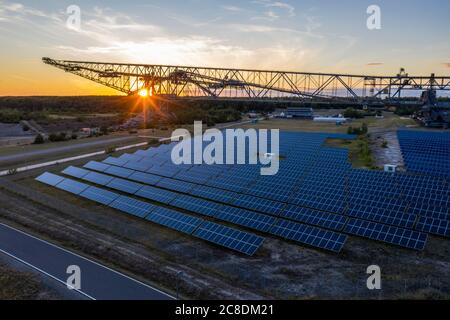 Solaranlage an der Förderbrücke F60 in Lichterfeld, heute Museum nach dem Kohlebergbau. Zwei Bagger zusammen konnten maximal 60 MET ablassen Stockfoto