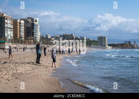 Menschen am öffentlichen Strand Ramlet al Baida am südlichen Ende der Corniche Beirut Promenade in Beirut, Libanon Stockfoto
