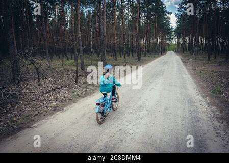 8 Jahre Mädchen, die Fahrrad im Wald bei Minsk Mazowiecki in der Woiwodschaft Masowien in Mittelpolen Stockfoto