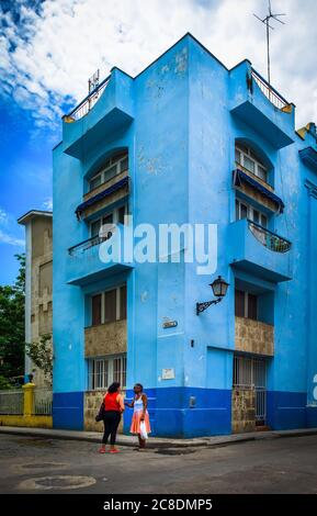 Havanna, Kuba, Juli 2019, zwei Frauen sprechen vor einem blauen Gebäude in der Calle Muralla im ältesten Teil der Stadt Stockfoto