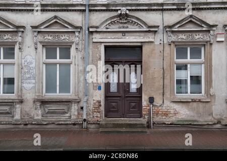 16. Juli 2020, Mecklenburg-Vorpommern, Torgelow: In der Friedrichstraße befindet sich ein unsaniertes verputztes Wohn- und Geschäftseckhaus aus der Gründerzeit im klassizistischen Stil mit den Resten eines Werbeschilds. Die Stadt liegt an der unteren Uecker im Bereich der Ueckermünder Heide zwischen den Städten Pasewalk und Ueckermünde. Die 1281 erstmals erwähnte Kleinstadt hat heute über 9,000 Einwohner und wurde einst als Handelszentrum am Zusammenfluss von Uecker und Randow gegründet. Viele Wohnungen und Geschäfte in der Altstadt sind heute leer. Foto: Ste Stockfoto