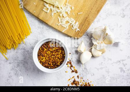 Chilisamen, Grana-Käse, Knoblauch und Spaghetti Stockfoto