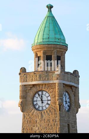 Uhrenturm mit Kupferdach an den Landungsbrücken im Hamburger Stadtteil St. Pauli Stockfoto