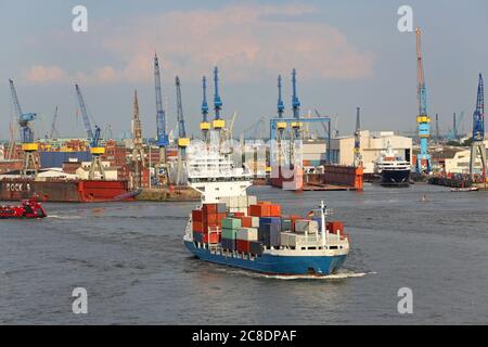 Feeder Schiff im Hafen von Hamburg Stockfoto