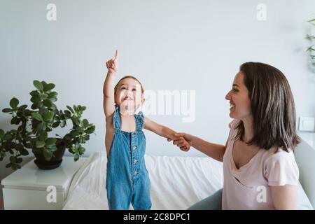 Mutter mit Babymädchen zu Hause spielen Stockfoto